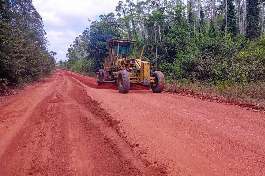 Prefeitura realiza serviços de recuperação de estradas no Distrito de Monte Dourado.