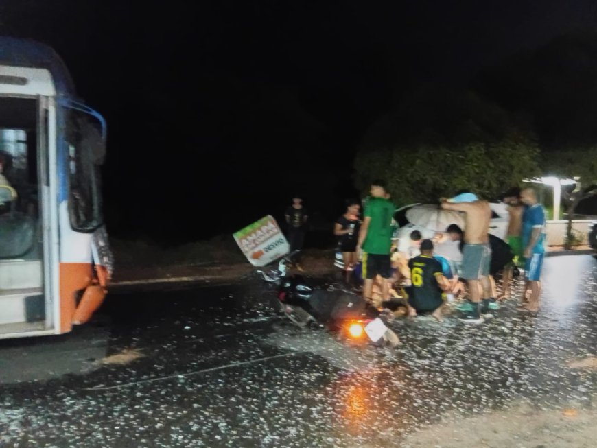 Motociclista sofre acidente após colisão com ônibus na descida de uma ladeira em Vitória do Jari.