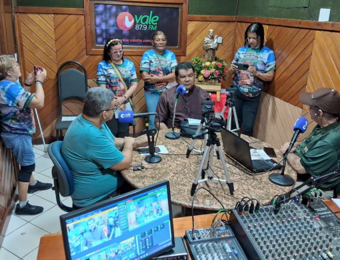 Imagem peregrina de Santo Antônio do Jari chega à Rádio Vale FM.