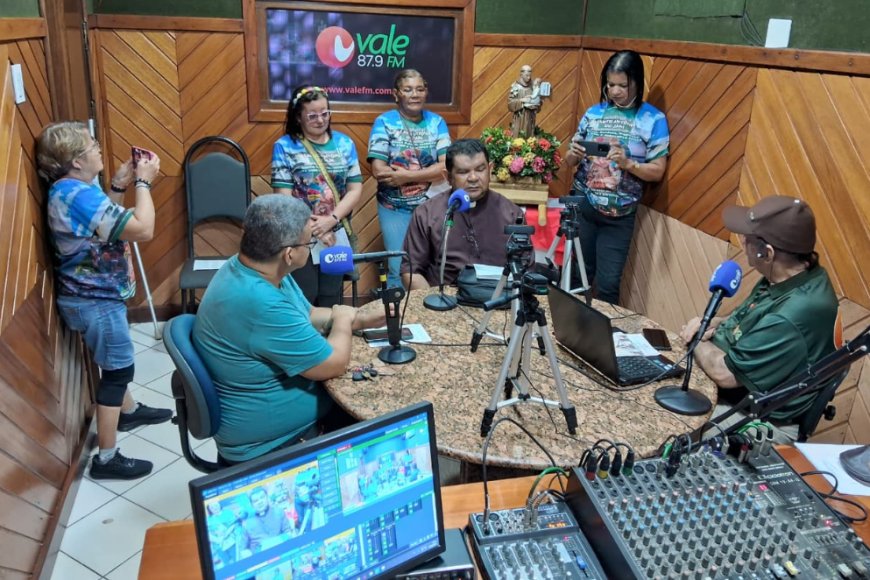 Imagem peregrina de Santo Antônio do Jari chega à Rádio Vale FM.