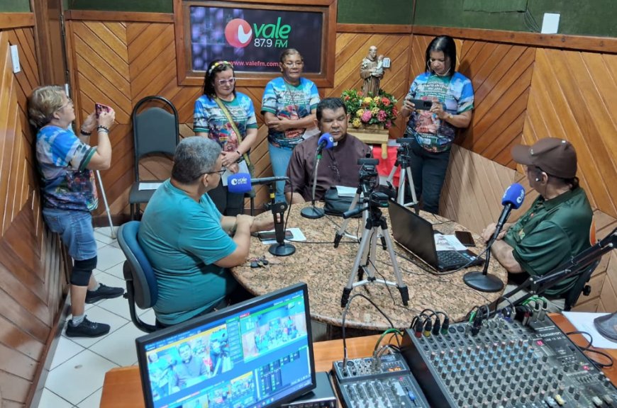 Imagem peregrina de Santo Antônio do Jari chega à Rádio Vale FM.
